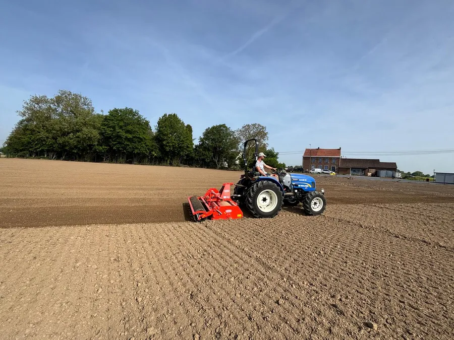 Herse rotative et semoir