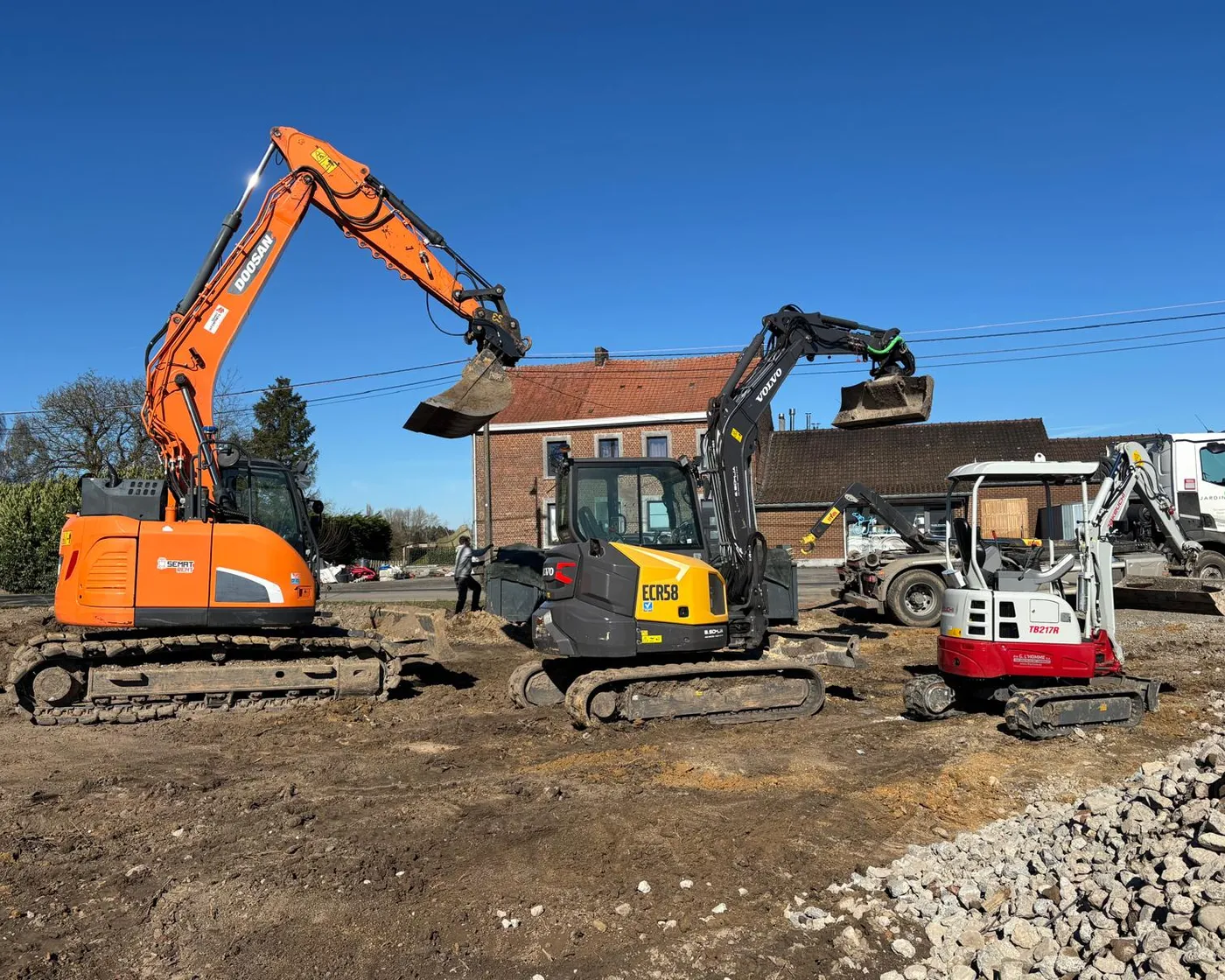 Trois engins de terrassement JardinAgri alignés sur un chantier
